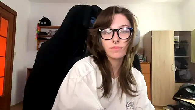Snapshot of PillowPeachX chatting on 04/17/26, 02:20 PillowPeachX online show from 04/17/26, 02:20