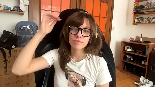 Snapshot of PillowPeachX chatting on 04/19/26, 11:42 PillowPeachX online show from 04/19/26, 11:42