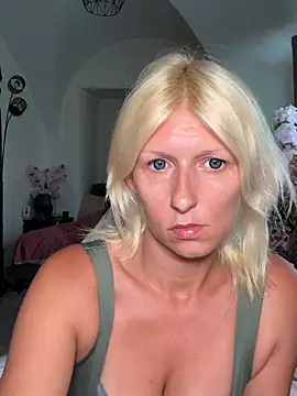 Snapshot of barbiplaymate chatting on 08/05/26, 08:50 barbiplaymate online show from 08/05/26, 08:50
