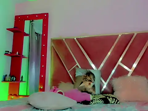 Snapshot of Dollcute_ chatting on 05/05/26, 11:35 Dollcute online show from 05/05/26, 11:35