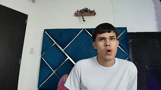 Snapshot of EdwinBoys chatting on 06/05/26, 01:28 EdwinBoys online show from 06/05/26, 01:28