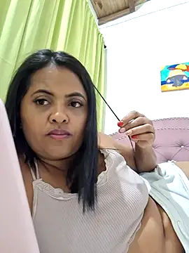 Snapshot of Ayla_Phone chatting on 06/13/26, 01:36 Ayla Phone online show from 06/13/26, 01:36