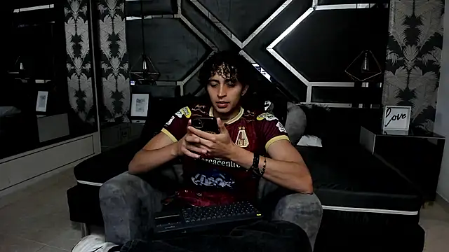 Snapshot of JayTaylorr chatting on 04/24/26, 11:34 JayTaylorr online show from 04/24/26, 11:34