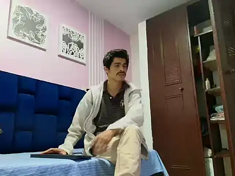 taylor Stele online show from 05/12/26, 07:55