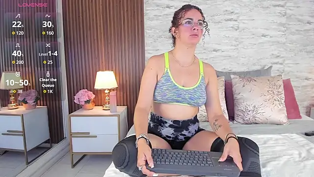 Snapshot of zoehiltonn chatting on 05/09/26, 01:16 zoehiltonn online show from 05/09/26, 01:16