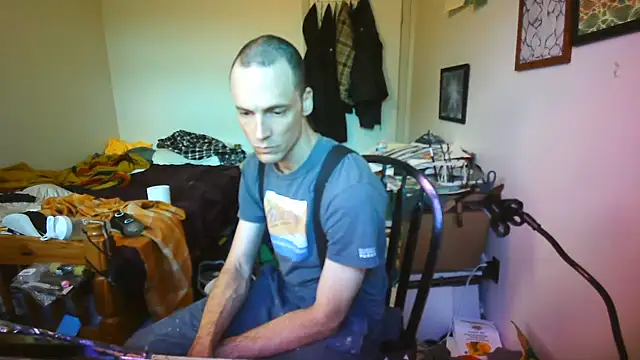 Snapshot of JohnnyMoves chatting on 06/12/26, 07:24 JohnnyMoves online show from 06/12/26, 07:24