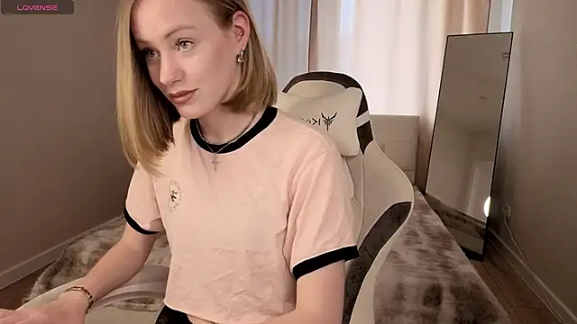 Snapshot of EvaHamilton chatting on 06/14/26, 01:14 EvaHamilton online show from 06/14/26, 01:14