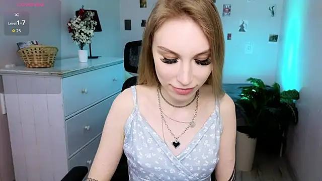 Snapshot of MilaDuales chatting on 05/05/26, 05:37 MilaDuales online show from 05/05/26, 05:37