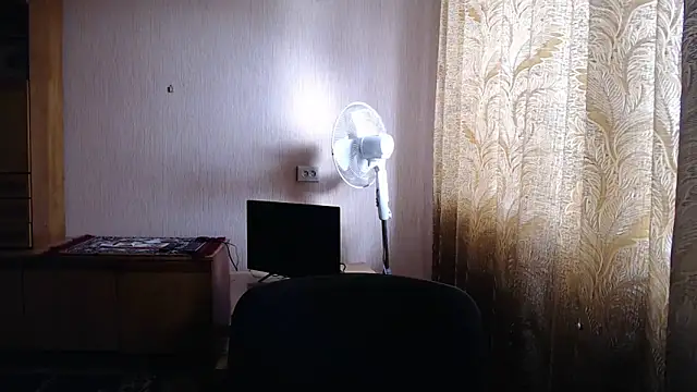 Snapshot of AlinaxJames chatting on 04/25/26, 01:41 AlinaxJames online show from 04/25/26, 01:41