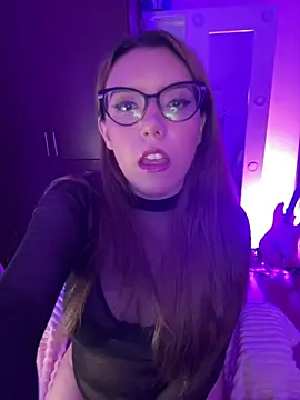 Snapshot of AliceMtz chatting on 06/11/26, 03:04 AliceMtz online show from 06/11/26, 03:04