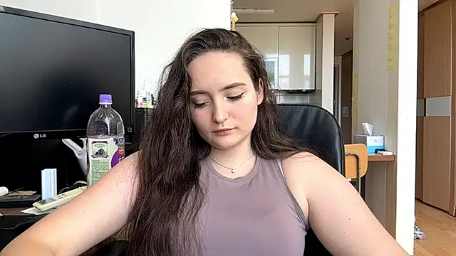 Emilly Cart online show from 05/10/26, 02:39