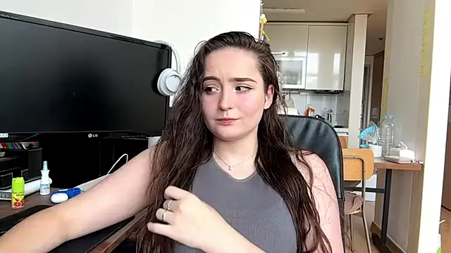 Emilly Cart online show from 06/04/26, 03:12