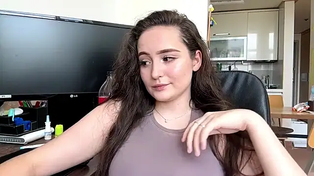 Emilly Cart online show from 06/12/26, 03:16