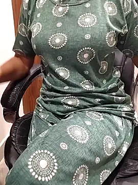 Snapshot of SEEMA_333 chatting on 04/19/26, 03:50 SEEMA 333 online show from 04/19/26, 03:50