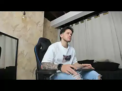 Snapshot of RONNY_COLTON chatting on 05/19/26, 10:32 RONNY COLTON online show from 05/19/26, 10:32