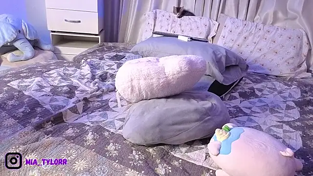 Mia Tylor01 online show from 07/01/26, 02:57