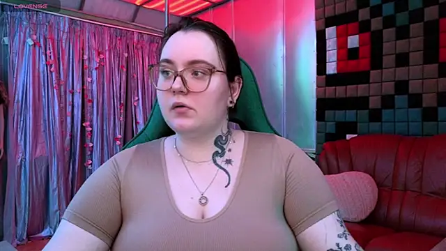 Snapshot of CatherineClaire chatting on 05/18/26, 04:24 CatherineClaire online show from 05/18/26, 04:24