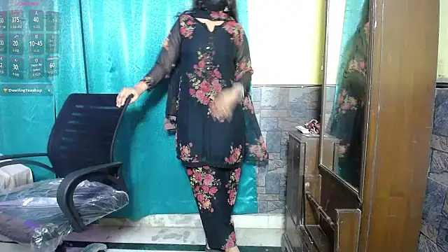 Snapshot of -Queenie chatting on 07/25/26, 07:00 -Queenie online show from 07/25/26, 07:00