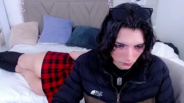 Snapshot of raven_n_matt chatting on 05/12/26, 06:38 raven n matt online show from 05/12/26, 06:38