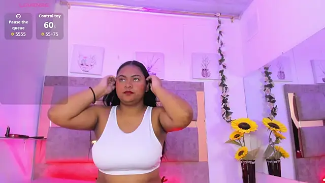 Snapshot of Playful_Violet chatting on 05/19/26, 02:23 Playful Violet online show from 05/19/26, 02:23