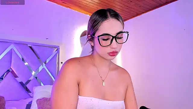 MartinaVizmara  online show from 07/11/26, 05:37