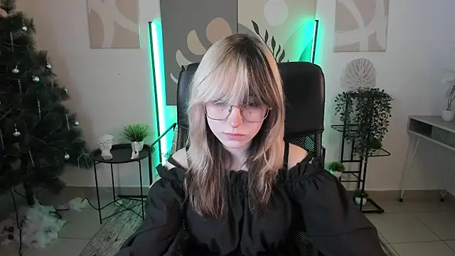 Snapshot of NyxCalderra chatting on 05/18/26, 04:51 NyxCalderra online show from 05/18/26, 04:51