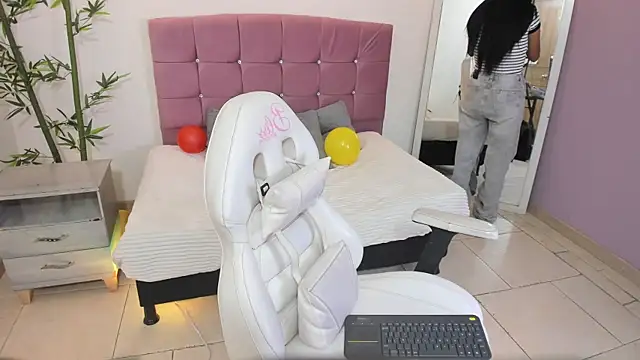 Hinaa XXX online show from 07/15/26, 08:03
