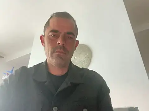 Snapshot of Riccardo86xx chatting on 05/17/26, 04:21 Riccardo86xx online show from 05/17/26, 04:21