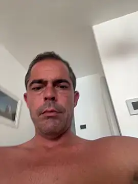 Snapshot of Riccardo86xx chatting on 06/18/26, 09:25 Riccardo86xx online show from 06/18/26, 09:25