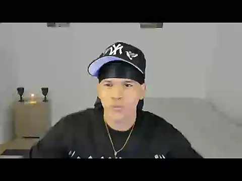 Snapshot of sant_wahlberg chatting on 05/17/26, 11:12 sant wahlberg online show from 05/17/26, 11:12