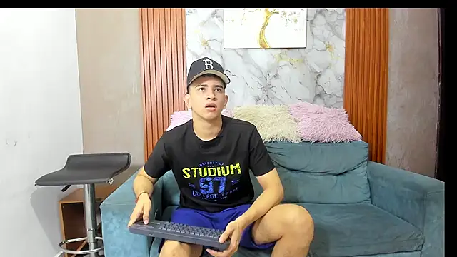 LOVE GUYS1 online show from 06/21/26, 01:46