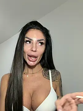 Snapshot of RaquelleXO chatting on 05/17/26, 09:49 RaquelleXO online show from 05/17/26, 09:49