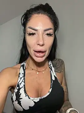Snapshot of RaquelleXO chatting on 05/20/26, 05:02 RaquelleXO online show from 05/20/26, 05:02