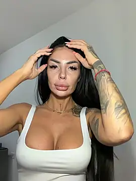 Snapshot of RaquelleXO chatting on 05/22/26, 04:30 RaquelleXO online show from 05/22/26, 04:30