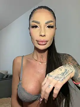 Snapshot of RaquelleXO chatting on 06/09/26, 04:29 RaquelleXO online show from 06/09/26, 04:29