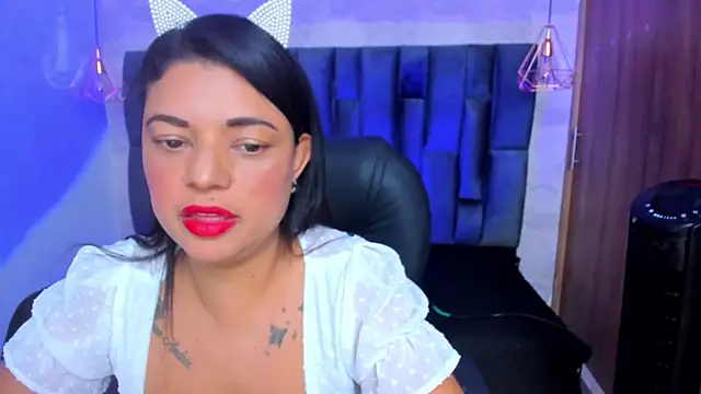 ChloeSmith9 online show from 05/19/26, 08:04