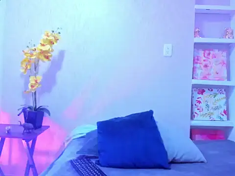 ChloeSmith9 online show from 05/25/26, 08:04