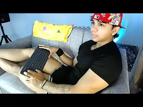 Snapshot of noahprada chatting on 06/23/26, 03:43 noahprada online show from 06/23/26, 03:43