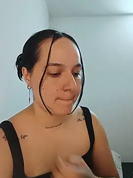 Snapshot of lucyparker_28 chatting on 05/23/26, 01:22 lucyparker 28 online show from 05/23/26, 01:22