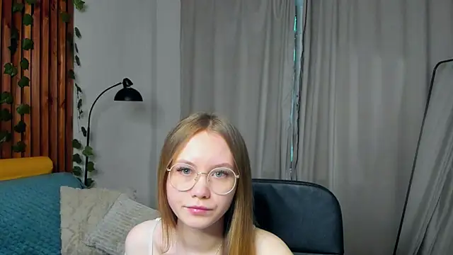 FloraLarsson online show from 05/14/26, 03:35