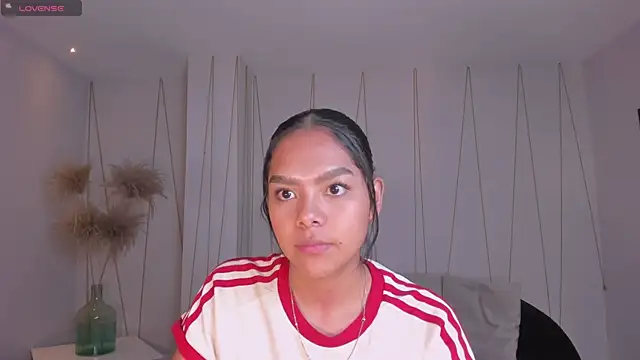 SaphiraJames online show from 07/08/26, 02:05