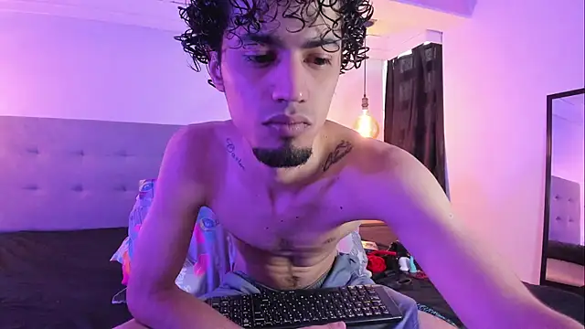 Snapshot of MichaelEvanss_ chatting on 05/18/26, 01:17 MichaelEvanss online show from 05/18/26, 01:17