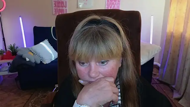 Snapshot of Melania_Cook chatting on 05/15/26, 02:35 Melania Cook online show from 05/15/26, 02:35