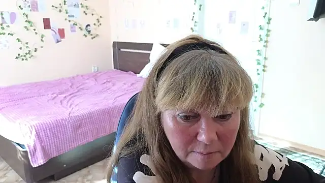 Snapshot of Melania_Cook chatting on 05/18/26, 04:18 Melania Cook online show from 05/18/26, 04:18
