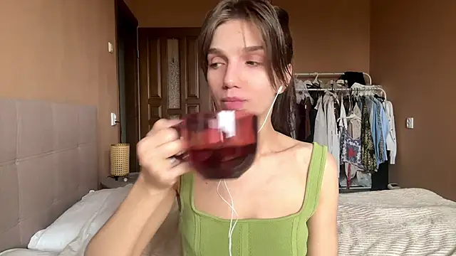 TrishIsaac online show from 06/12/26, 07:18