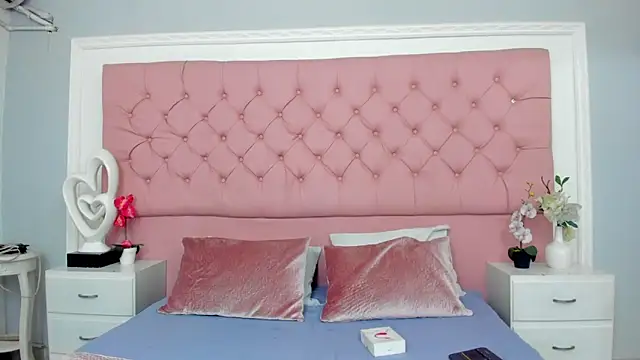 Snapshot of SarahDoll__ chatting on 06/17/26, 01:56 SarahDoll online show from 06/17/26, 01:56