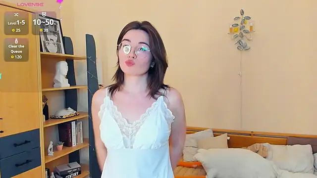 Snapshot of LatoniaNeedam chatting on 06/08/26, 12:47 LatoniaNeedam online show from 06/08/26, 12:47