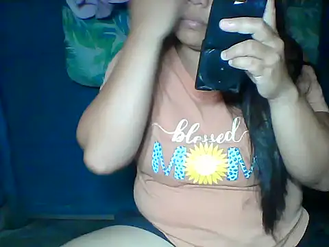 Snapshot of MommyKaye30 chatting on 06/04/26, 08:20 MommyKaye30 online show from 06/04/26, 08:20