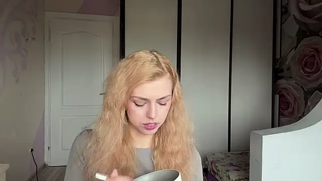 ScarlettRosy online show from 05/18/26, 03:46
