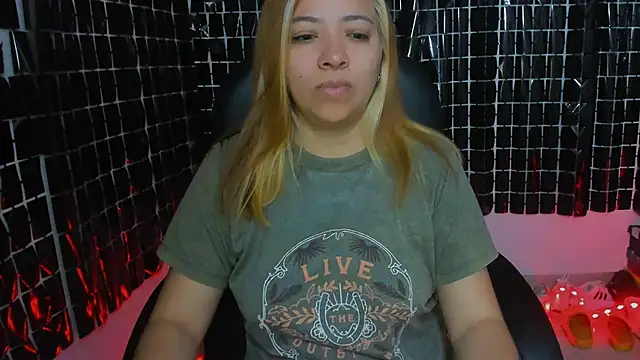 Snapshot of MissAlmaFenix chatting on 06/03/26, 02:44 MissAlmaFenix online show from 06/03/26, 02:44